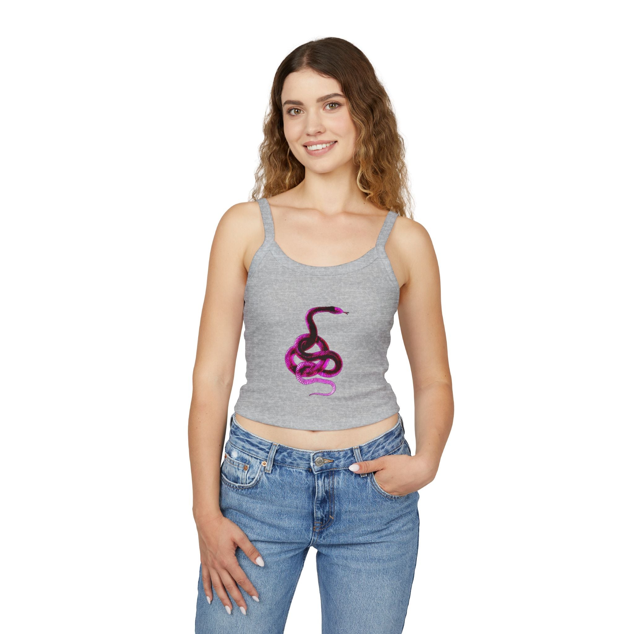 Top corto a canotta rosa con serpente
